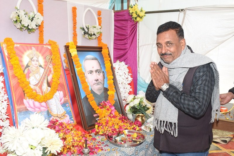 श्रद्धांजलि अर्पित
